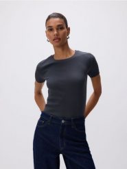 T-shirt w prążek - ciemnoszary. Szare t-shirty damskie Reserved, l, bez wzorów, z bawełny, bez kołnierzyka. Za 59.99 zł.