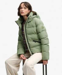 Superdry Pikowana kurtka z kapturem City — Wypełnienie z recyklingu – Light. Zielone kurtki damskie Superdry., z aplikacjami, z materiału, z kapturem. Za 464.00 zł.