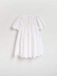 Bawełniana sukienka z haftem - biały. Białe sukienki dziewczęce Reserved, bez wzorów, z bawełny, bez ramiączek. Za 119.99 zł.