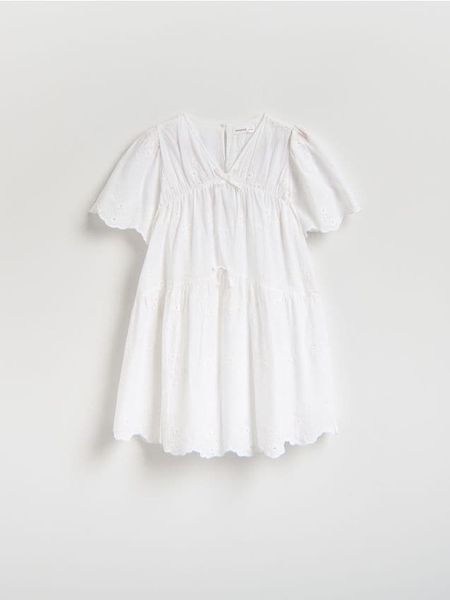 Bawełniana sukienka z haftem - biały. Białe sukienki dziewczęce Reserved, bez wzorów, z bawełny, bez ramiączek. Za 119.99 zł.