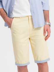 Szorty męskie chinosy z kontrastowym podwinięciem – żółte V7. Żółte szorty męskie Ombre Clothing, z bawełny, bez kołnierzyka. W wyprzedaży za 59.99 zł.