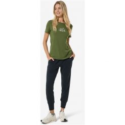 Koszulka SUPER.NATURAL W TOP MOUNTAIN ART TEE. Zielone bluzki sportowe damskie Super.natural, bez wzorów, bez ramiączek. Za 249.99 zł.