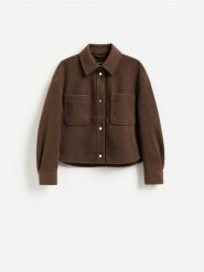 Kurtka shacket z kołnierzykiem - ciemnobrązowy. Brązowe kurtki damskie Reserved, l, bez wzorów, z tkaniny, bez kaptura. Za 149.99 zł.