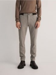 Spodnie chino slim fit w kratę - beżowy. Brązowe spodnie materiałowe męskie Reserved, bez wzorów, z tkaniny. Za 159.99 zł.