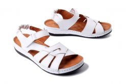 COMFORTABEL 710215-03 weiB, sandały damskie. Białe sandały damskie Comfortabel, bez wzorów, bez obcasa. Za 227.92 zł.