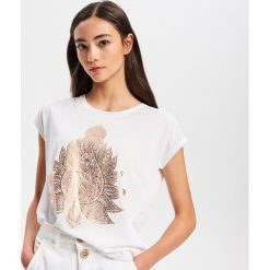 T-shirt z błyszczącym nadrukiem - Kremowy. Białe t-shirty damskie Reserved, l, bez wzorów, bez kołnierzyka. Za 29.99 zł.