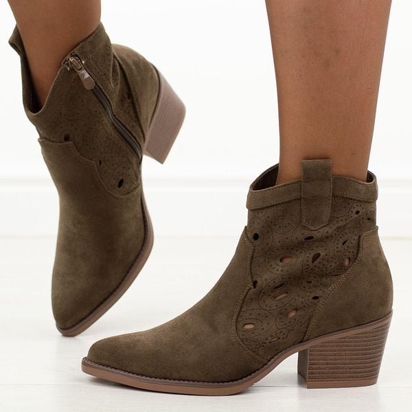 Czekoladowe ażurowe botki damskie, kowbojki Evento 9452. Brązowe botki damskie Evento, na jesień, z jeansu, eleganckie, bez obcasa, na obcasie, bez zapięcia. Za 219.00 zł.