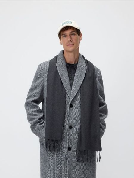 Szal z frędzlami - ciemnoszary. Szare szaliki męskie Reserved, bez wzorów. W wyprzedaży za 49.99 zł.
