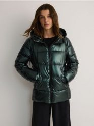 Pikowana kurtka z kapturem - zielony. Zielone kurtki damskie Reserved, l, bez wzorów, z tkaniny, z kapturem. W wyprzedaży za 109.99 zł.