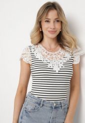 Biały Bawełniany T-shirt z Prążkowanego Materiału z Koronkowym Dekoltem i Rękawkami Hyacintia. Białe t-shirty damskie Born2be, m, bez wzorów, z bawełny, bez kołnierzyka. Za 39.99 zł.