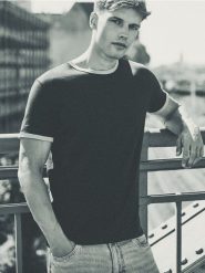 Bawełniany t-shirt slim fit - ciemnobrązowy. Brązowe t-shirty męskie Reserved, l, bez wzorów, z bawełny, bez kołnierzyka. Za 69.99 zł.
