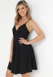 Czarna Rozkloszowana Sukienka Mini na Regulowanych Ramiączkach Kionidim. Czarne sukienki damskie Born2be, na co dzień, s, bez wzorów, z dzianiny, eleganckie, bez kołnierzyka, bez ramiączek, mini, kopertowe. W wyprzedaży za 71.99 zł.