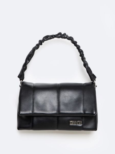 Torebka damska typu crossbody czarna oo574117 906. Czarne shopper bag damskie Big Star, bez wzorów, bez dodatków. W wyprzedaży za 99.99 zł.