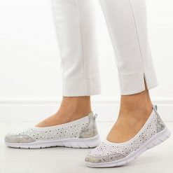Białe ażurowe skórzane baleriny damskie Jezzi 9997. Brązowe baleriny damskie Jezzi, w ażurowe wzory, z jeansu, bez obcasa, na płaskiej podeszwie. Za 189.00 zł.