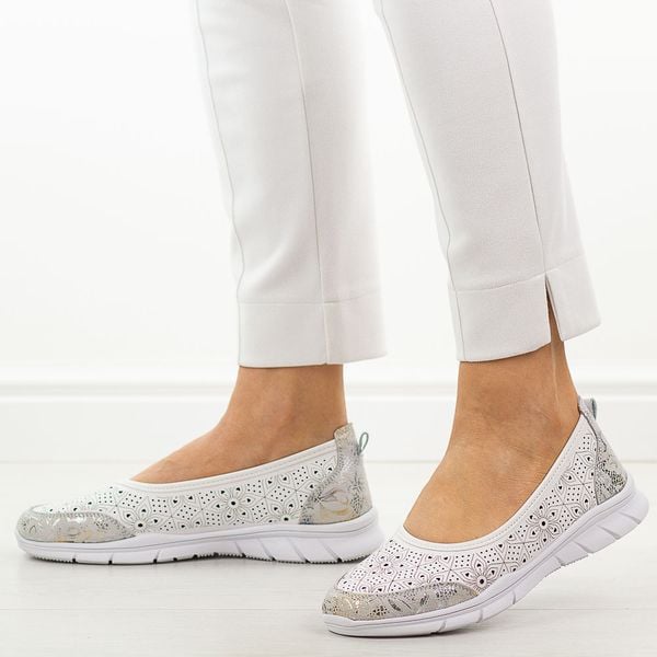 Białe ażurowe skórzane baleriny damskie Jezzi 9997. Brązowe baleriny damskie Jezzi, w ażurowe wzory, z jeansu, bez obcasa, na płaskiej podeszwie. Za 189.00 zł.