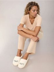 Kapcie ze sztucznym futerkiem i haftowanym napisem - kremowy. Białe kapcie damskie Sinsay. Za 19.99 zł.