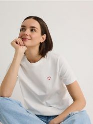 T-shirt regular z drobnym haftem - złamana biel. T-shirty damskie Reserved, l, bez wzorów, z bawełny, bez kołnierzyka. Za 49.99 zł.