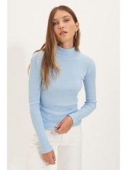 Trendyol Koszulka w kolorze błękitnym rozmiar: S. Niebieskie bluzki damskie Trendyol, s, bez wzorów, z bawełny, bez kołnierzyka, bez ramiączek. Za 39.99 zł.