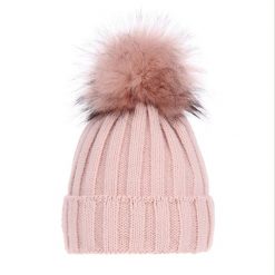 Czapka Zimowa z Pomponem Damska - Różowa. Czerwone czapki zimowe damskie Molly, z materiału. Za 59.90 zł.