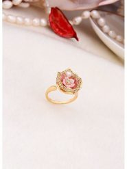 L'Atelier de Gaia Pozłacany pierścionek z masą perłową rozmiar: onesize. Różowe pierścionki damskie L'Atelier de Gaia, z perłą, pozłacane. Za 39.99 zł.