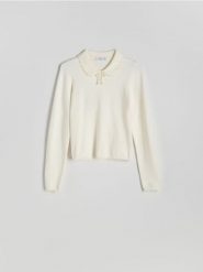 Sweter z ozdobnym kołnierzem - kremowy. Białe swetry klasyczne damskie Reserved, l, z dzianiny, bez kołnierzyka. W wyprzedaży za 99.99 zł.