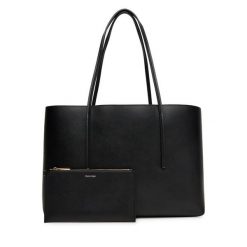 Torebka Calvin Klein. Czarne torebki klasyczne damskie CALVIN KLEIN, bez wzorów, bez dodatków. Za 589.99 zł.