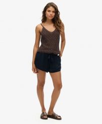 Superdry Beach Shorts z wiskozy – marszczony pas, luźny krój. Niebieskie szorty męskie Superdry., na lato, bez wzorów, z materiału. Za 236.60 zł.