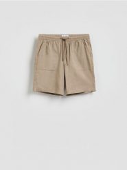 Szorty jogger regular fit - beżowy. Brązowe szorty męskie Reserved, bez wzorów, z bawełny. Za 119.99 zł.