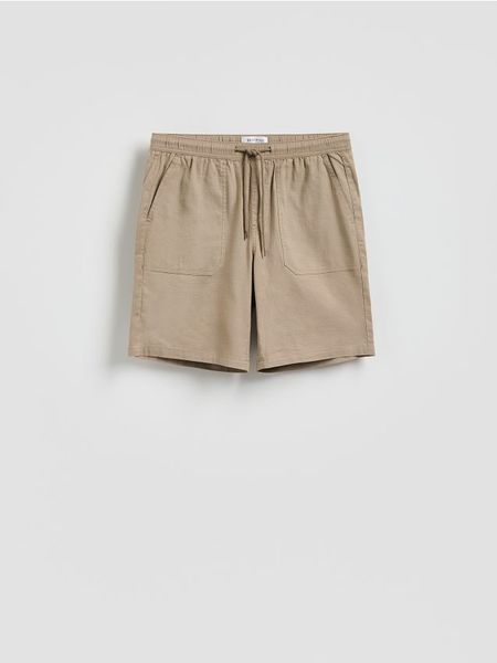 Szorty jogger regular fit - beżowy. Brązowe szorty męskie Reserved, bez wzorów, z bawełny. Za 119.99 zł.