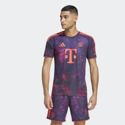 Koszulka z trzeciego zestawu FC Bayern 26/27. Czerwone t-shirty sportowe męskie Adidas, s, z materiału, bez ramiączek, do piłki nożnej, climacool (adidas). Za 439.00 zł.