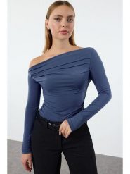 Trendyol Bluzka w kolorze niebieskim rozmiar: XL. Niebieskie bluzki damskie Trendyol, xl, bez wzorów, bez kołnierzyka, bez ramiączek. Za 56.99 zł.