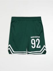 Szorty z napisem Manchester - zielony. Zielone szorty męskie Sinsay, bez wzorów. Za 39.99 zł.