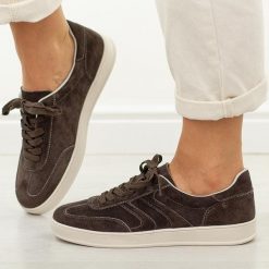 Brązowe skórzane półbuty damskie Vinceza 95400. Brązowe półbuty damskie VINCEZA, bez wzorów, z jeansu, casualowe, z okrągłym noskiem, bez obcasa, na płaskiej podeszwie. W wyprzedaży za 197.10 zł.