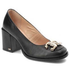 Czarne Półbuty Chebello Eleganckie Obuwie Damskie. Czarne półbuty damskie CheBello, bez wzorów, ze skóry, eleganckie, bez obcasa. Za 449.00 zł.