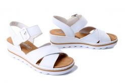 RIEKER 67463-80 white, sandały damskie. Białe sandały damskie Rieker, bez wzorów, bez obcasa, na koturnie. Za 223.93 zł.