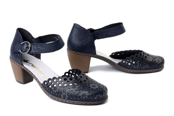 RIEKER 40902-14 blue, czółenka damskie. Niebieskie czółenka damskie Rieker, w ażurowe wzory, bez obcasa, na obcasie. Za 299.90 zł.