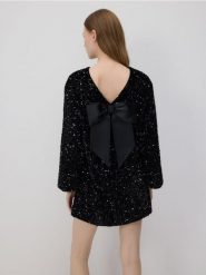 Sukienka z ozdobną kokardą na plecach - czarny. Czarne sukienki damskie Reserved, l, bez wzorów, z dzianiny, bez kołnierzyka, bez ramiączek. W wyprzedaży za 129.99 zł.