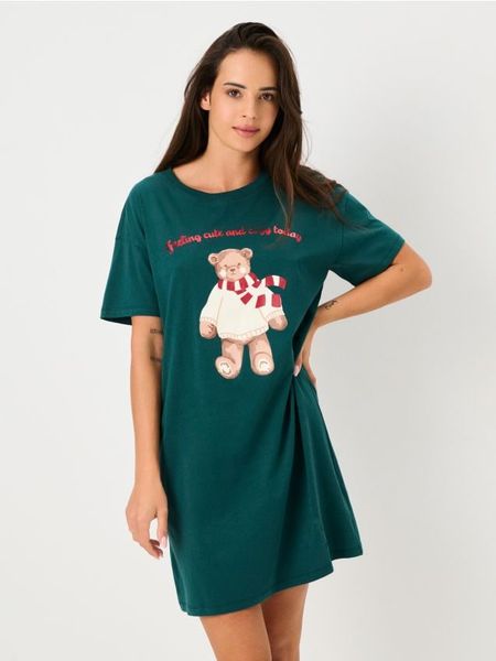 Świąteczna koszula nocna z uroczym misiem - zielony. Zielone koszule nocne damskie Sinsay, bez wzorów. Za 29.99 zł.