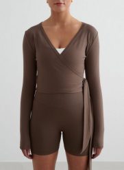 Damski top bezszwowy, kopertowy, z regulowanymi wiązaniami Shape brąz macchiato. Brązowe topy sportowe damskie Aim'n, m, bez wzorów, z dzianiny, bez ramiączek. Za 254.00 zł.