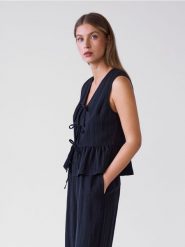 Kamizelka z lyocellem - czarny. Czarne kamizelki damskie Reserved, l, z lyocellu. Za 99.99 zł.