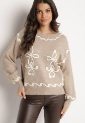 Beżowy Sweter z Wiskozą Ozdobiony Haftem Senorwen. Brązowe swetry klasyczne damskie Born2be, z jeansu, bez kołnierzyka. Za 129.99 zł.