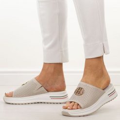 Beżowe ażurowe skórzane klapki damskie S.Barski 661. Brązowe klapki damskie S.BARSKI, z aplikacjami, ze skóry, bez obcasa, na płaskiej podeszwie. Za 199.00 zł.