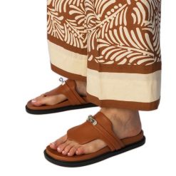 Brązowe klapki japonki eleganckie z ozdobą. Brązowe klapki damskie z aplikacjami, ze skóry, bez obcasa, na platformie. Za 81.83 zł.
