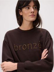Bluza z haftem - ciemnobrązowy. Brązowe bluzy bez kaptura damskie Reserved, l, z dzianiny. W wyprzedaży za 59.99 zł.