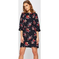 Vero Moda - Sukienka. Niebieskie sukienki damskie Vero Moda, na co dzień, l, bez wzorów, z materiału, casualowe, bez kołnierzyka, bez ramiączek, mini, proste. W wyprzedaży za 79.90 zł.