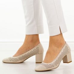 Cieliste ażurowe czółenka damskie na słupku Sergio Leone Pb848. Czółenka damskie Sergio Leone, w ażurowe wzory, ze skóry, z okrągłym noskiem, bez obcasa, na słupku. Za 169.00 zł.