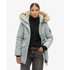 Parka z kapturem z futerka sztucznego Everest. Szare parki damskie Superdry., bez wzorów. W wyprzedaży za 541.95 zł.