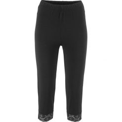 Legginsy rybaczki z koronkową wstawką. Czarne legginsy damskie bonprix, bez wzorów, z koronki. Za 44.99 zł.