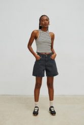 Szorty z szerokimi nogawkami w kolorze WASHED BLACK - TABOO-M. Czarne szorty damskie Marsala, bez wzorów, z denimu. Za 299.90 zł.