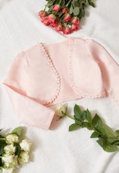 Różowa Elegancka Narzutka z Lamówkami w Koronkowe Kwiatki Hyatria. Czerwone swetry dziewczęce Born2be, bez wzorów, z koronki, bez kołnierzyka. Za 19.99 zł.